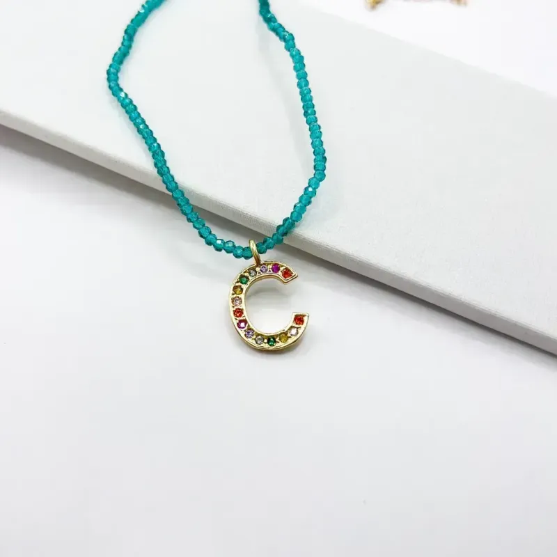 COLAR LETRA COLORIDA COM COLAR CRISTAL VERDE - C