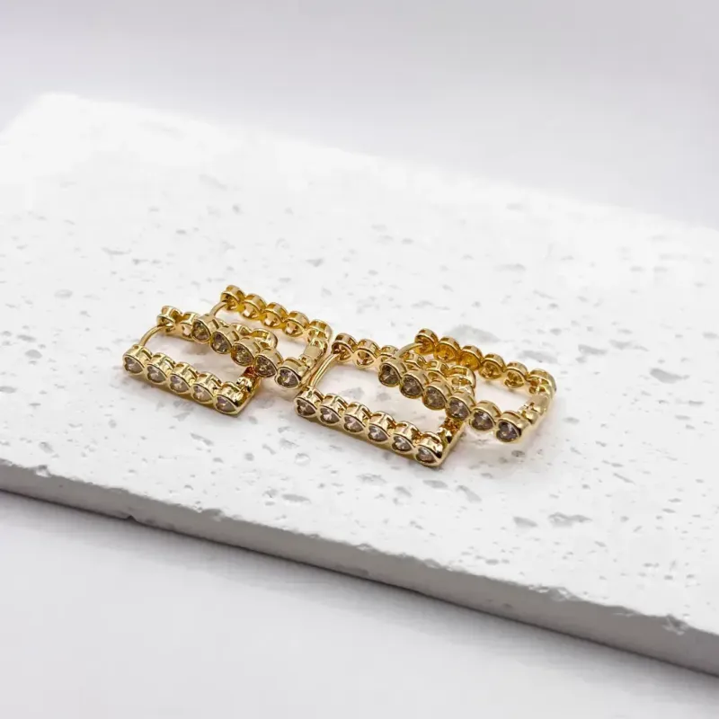 DUPLA BRINCOS ARGOLA QUADRADA COM CORAÇÕES DE PEDRAS CRISTAL