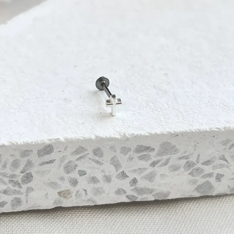 PIERCING PÉ DE AÇO INOX COM CRUZ LISA DE PRATA925