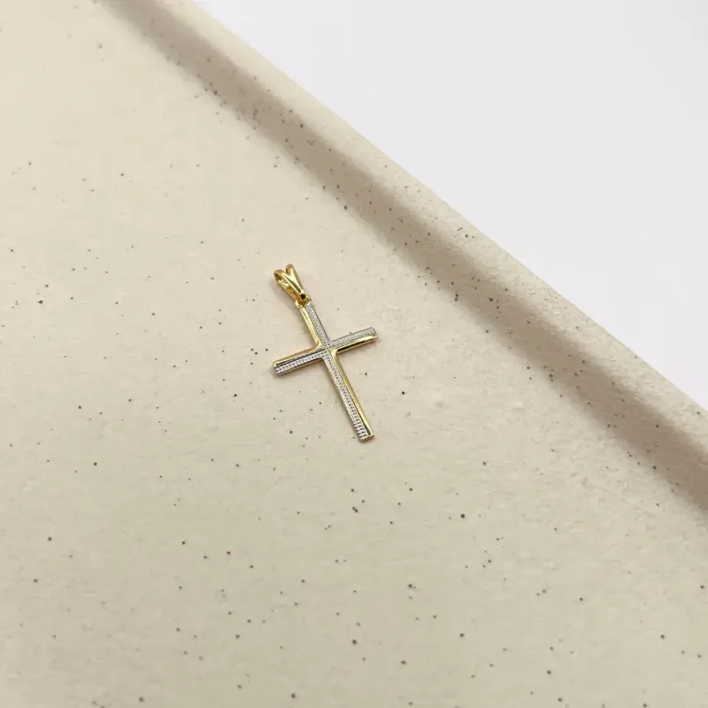 PINGENTE CRUZ FINA COM DETALHE EM RÓDIO