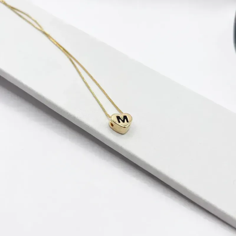 COLAR CORAÇÃO 0.9MM COM DETALHE E LETRA PRETA - M