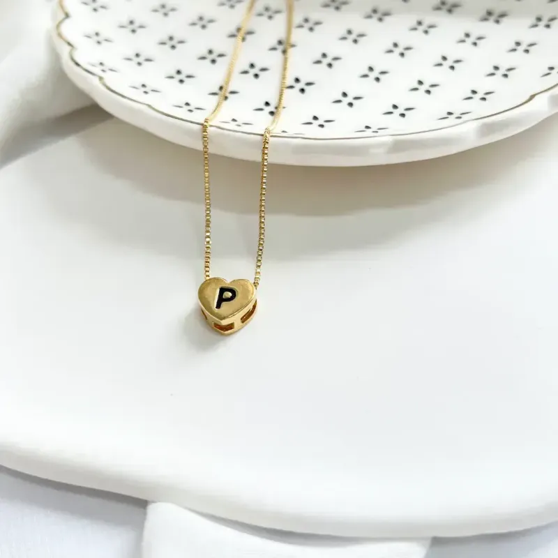 COLAR CORAÇÃO 0.9MM COM LETRA E DETALHE EM PRETO - P