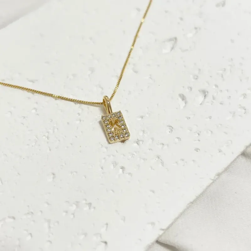 COLAR LETRA MINI MEDALHA CRAVEJADA COM LETRA - K