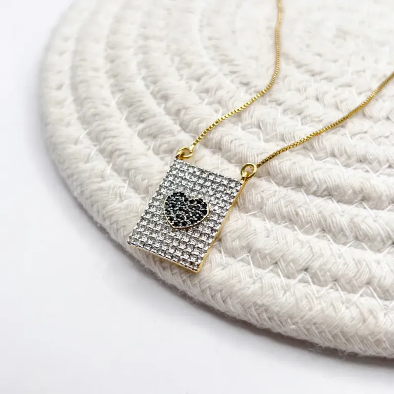 COLAR PLACA CRAVEJADA COM CORAÇÃO EM ZIRCONIAS PRETAS