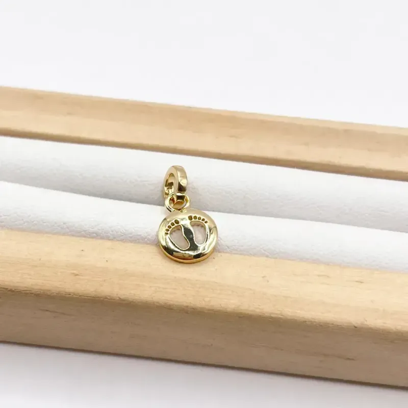 PINGENTE (CHARMS) MINI MEDALHA PEZINHOS