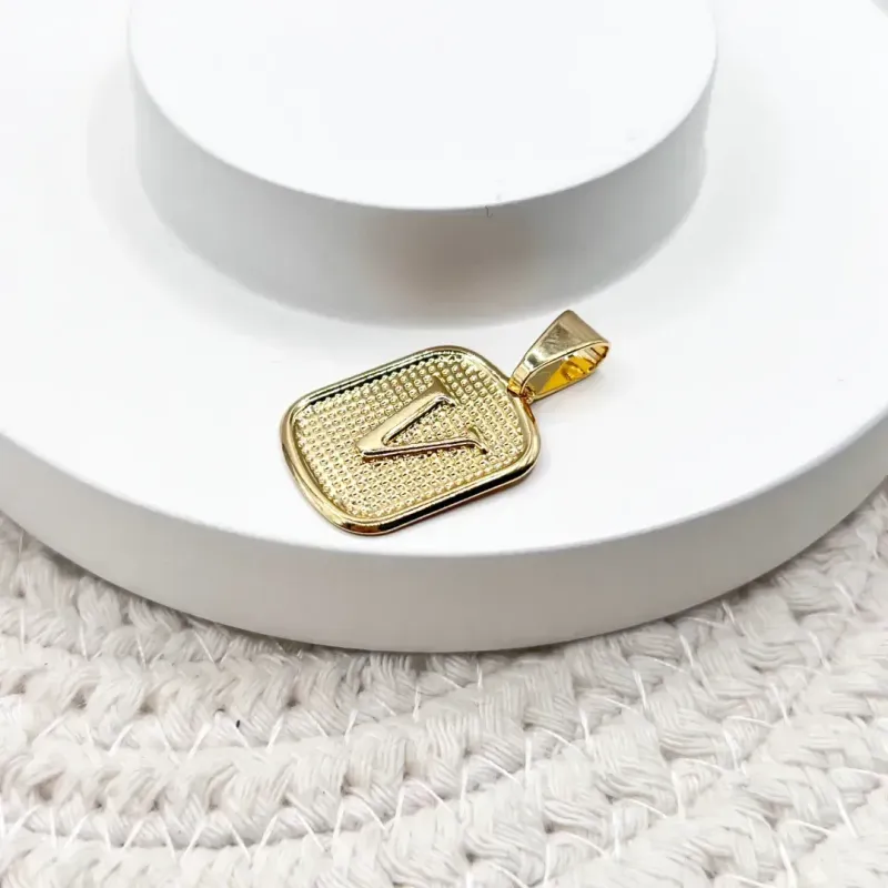PINGENTE MEDALHA PEQUENA DE LETRA 1,5X1CM - V