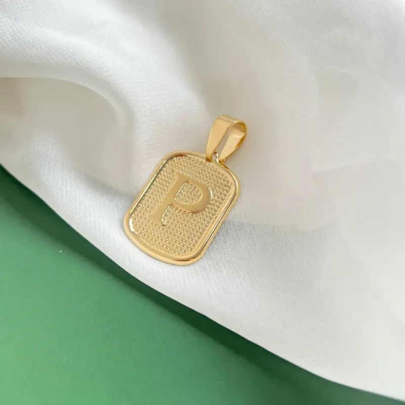 PINGENTE MEDALHA QUADRADA DE LETRA - P