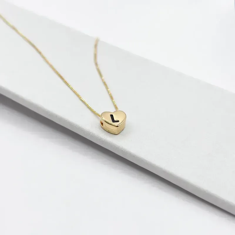 COLAR CORAÇÃO 0,9MM COM LETRA E DETALHE EM PRETO - L