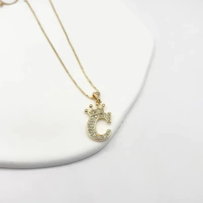 COLAR LETRA COM COROA C