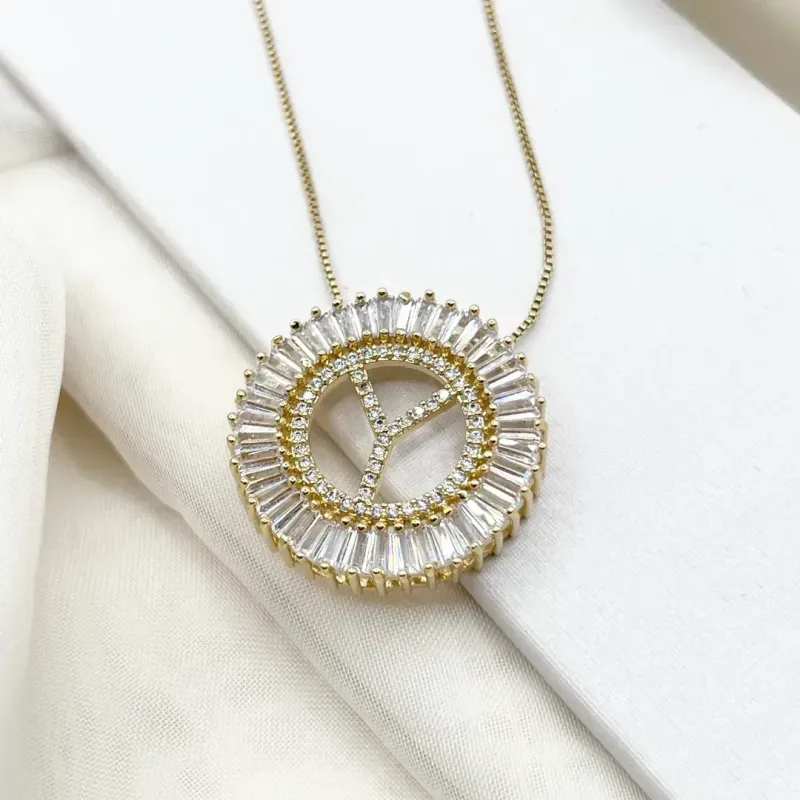 COLAR MANDALA DE ZIRCONIAS BAGUETES DE LETRAS