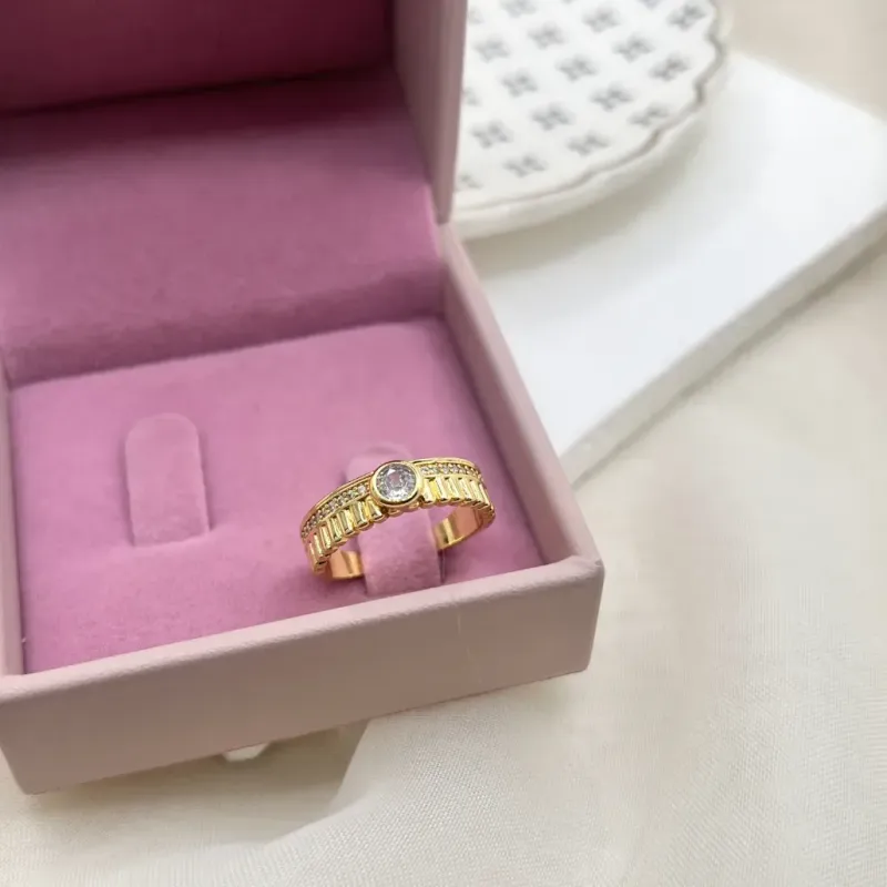 ANEL ESTILO SOLITÁRIO COM CRAVAÇÃO DE MICRO ZIRCONIAS
