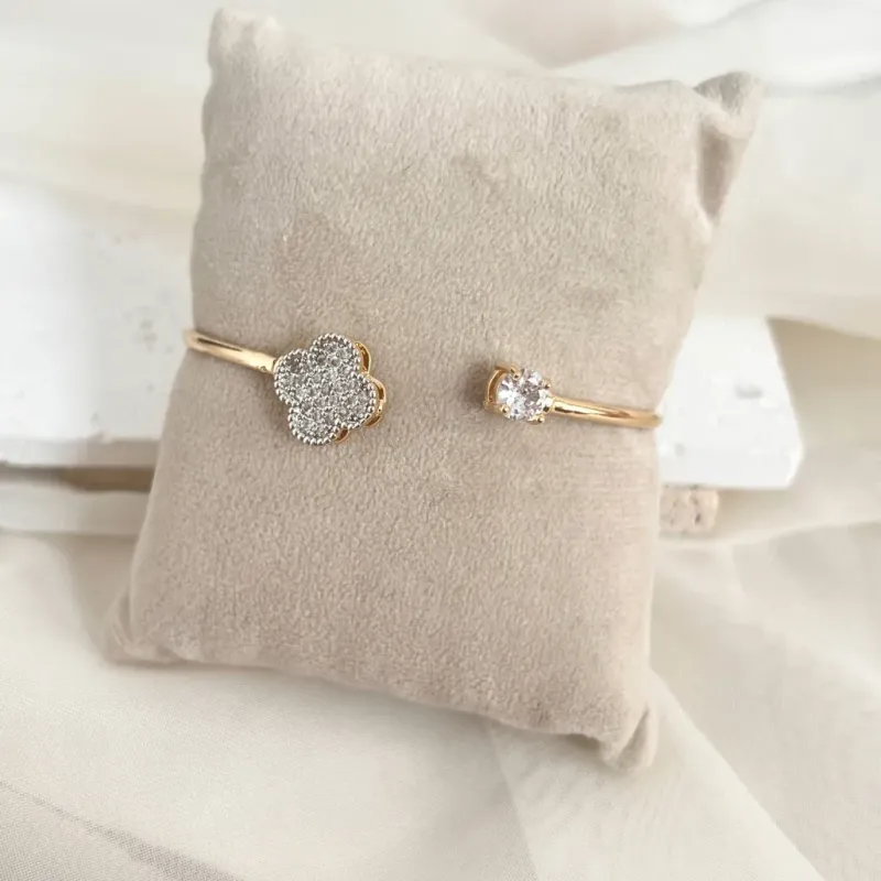 BRACELETE ABERTO TREVO CRAVEJADO E PONTO DE LUZ