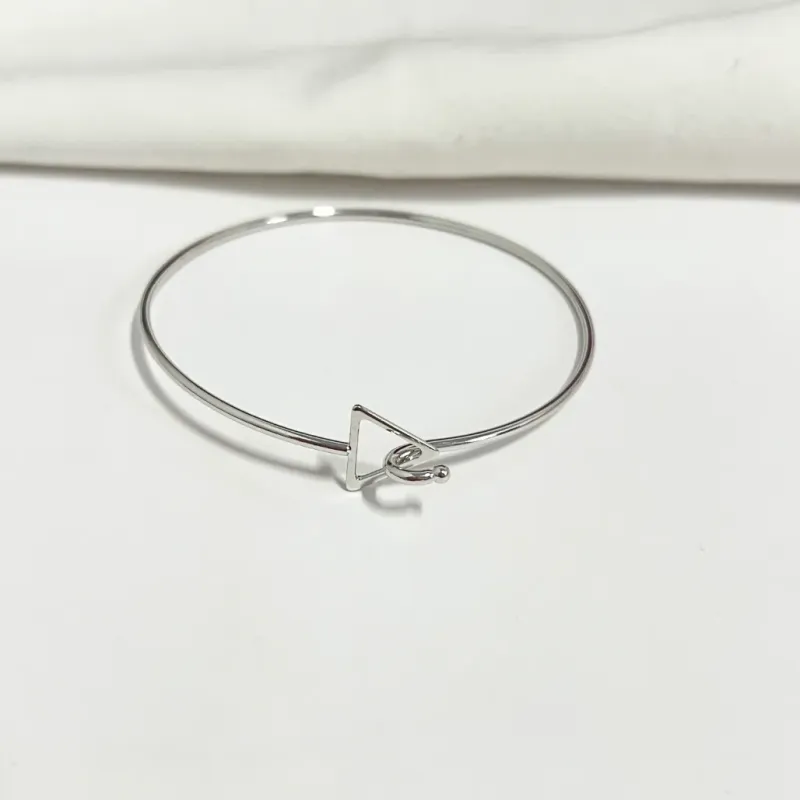 BRACELETE FIO TRIÂNGULO COM ENGATE