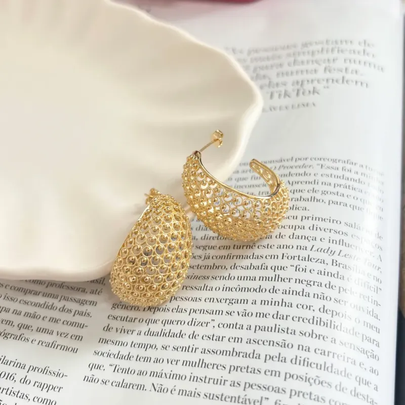 BRINCO ARGOLA GOTA VAZADA COM BOLINHAS