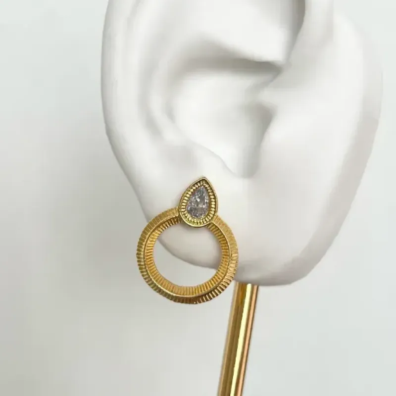 BRINCO CÍRCULO COM PINO DE ZIRCONIA EM FORMATO DE GOTA