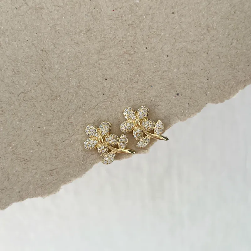 BRINCO FLOR COM FOLHAS CRAVEJADA