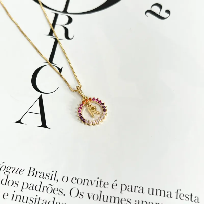 COLAR MANDALA MULTICOLOR COM PINGENTE DE LETRA - R