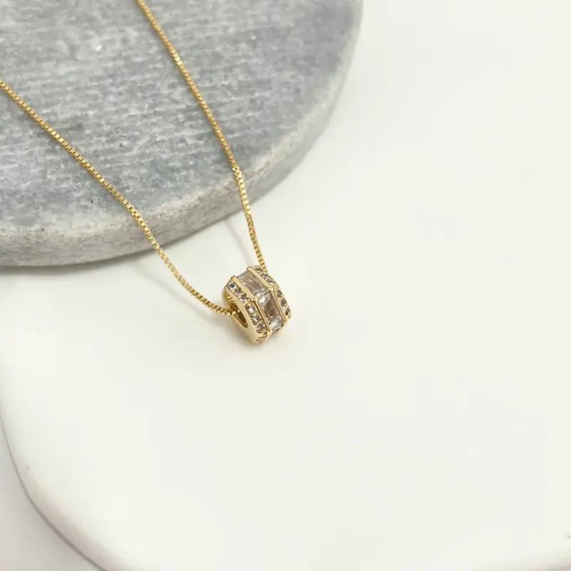 COLAR PINGENTE CRAVEJADO E ZIRCONIA BAGUETE - ESTILO SEPARADOR