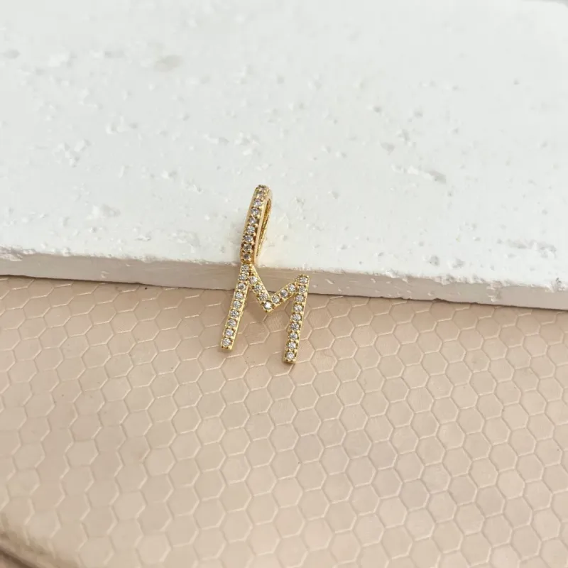 PINGENTE LETRA CRAVEJADA 1,5CM - M