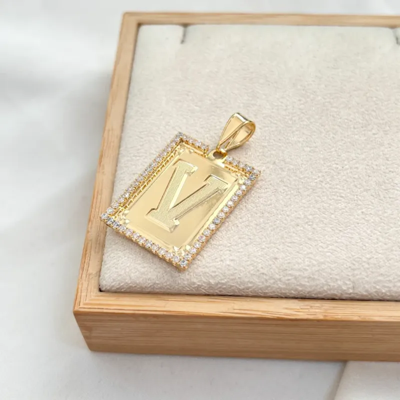PINGENTE MEDALHA QUADRADA DE LETRA COM RIVIERA - V