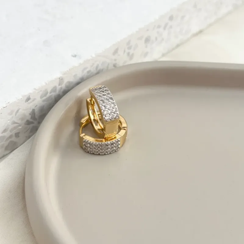 ARGOLA TRADICIONAL ARTICULADA CRAVEJADA COM MICRO ZIRCONIAS