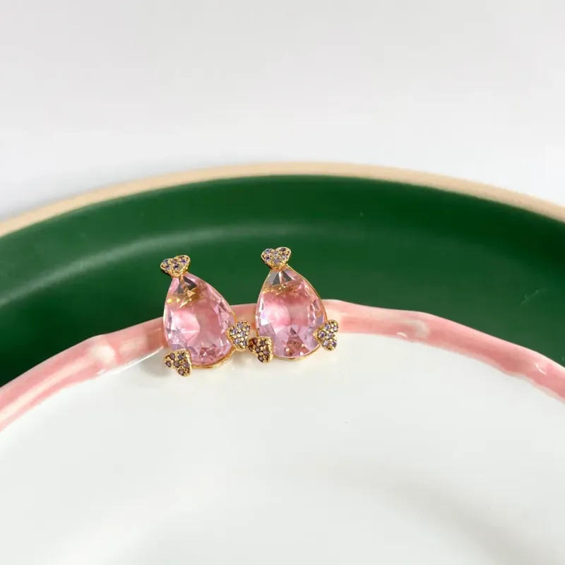 BRINCO GOTA ROSA COM DETALHES EM CORAÇÃO DE MICRO ZIRCONIAS