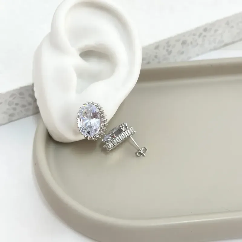 BRINCO PEDRA OVAL DE ZIRCONIA COM BAGUETES NAS BORDAS