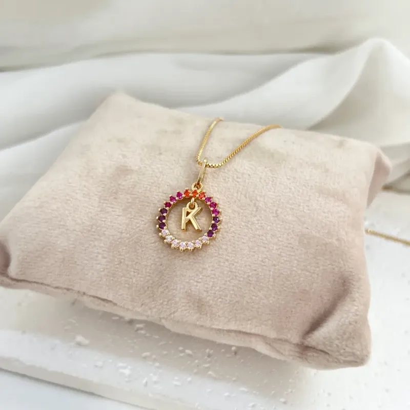 COLAR MANDALA MULTICOLOR COM PINGENTE DE LETRA - K