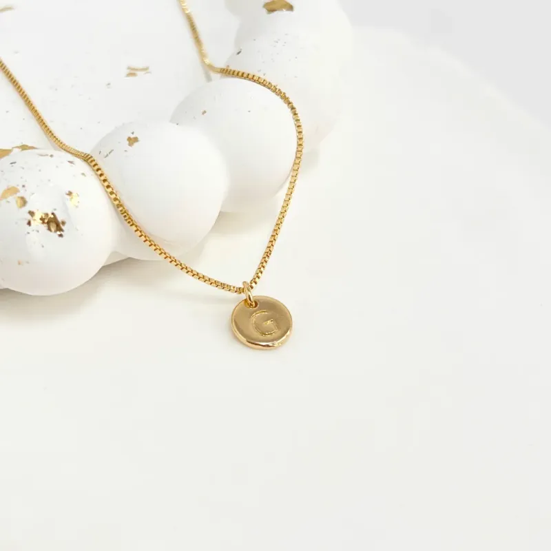 COLAR MINI MEDALHA DE LETRA - G