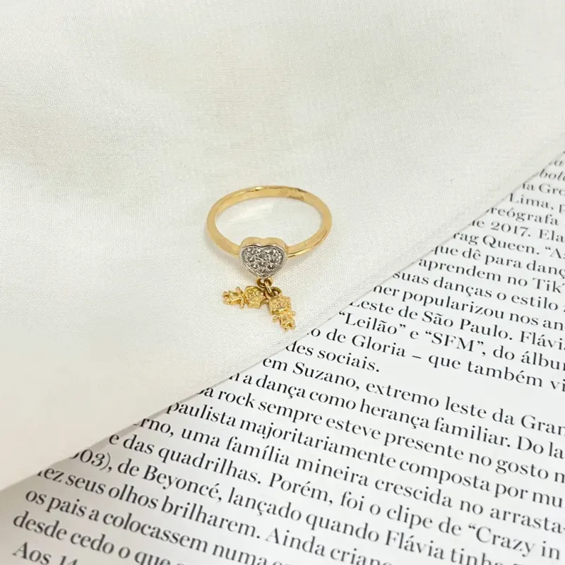 ANEL CORAÇÃO MICRO ZIRCONIA COM 2 MENINAS