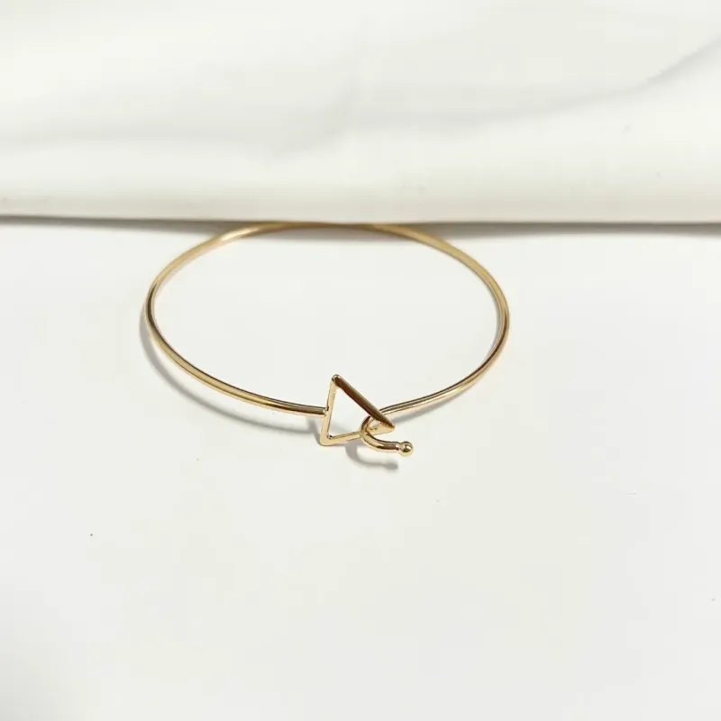 BRACELETE FIO TRIÂNGULO COM ENGATE