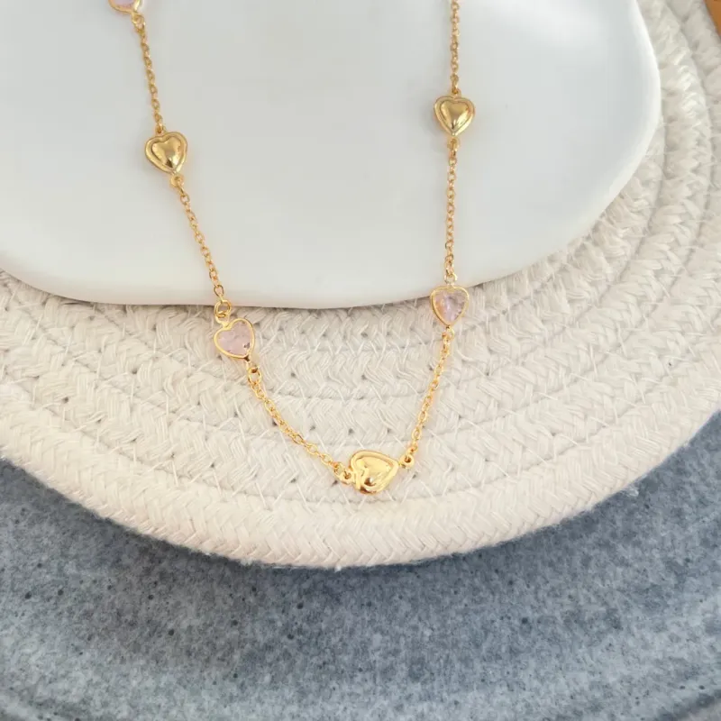 COLAR CHOKER CORAÇÕES DE PEDRA ROSA E DOURADOS 45CM