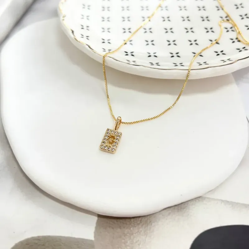COLAR LETRA MINI MEDALHA CRAVEJADA COM LETRA - G