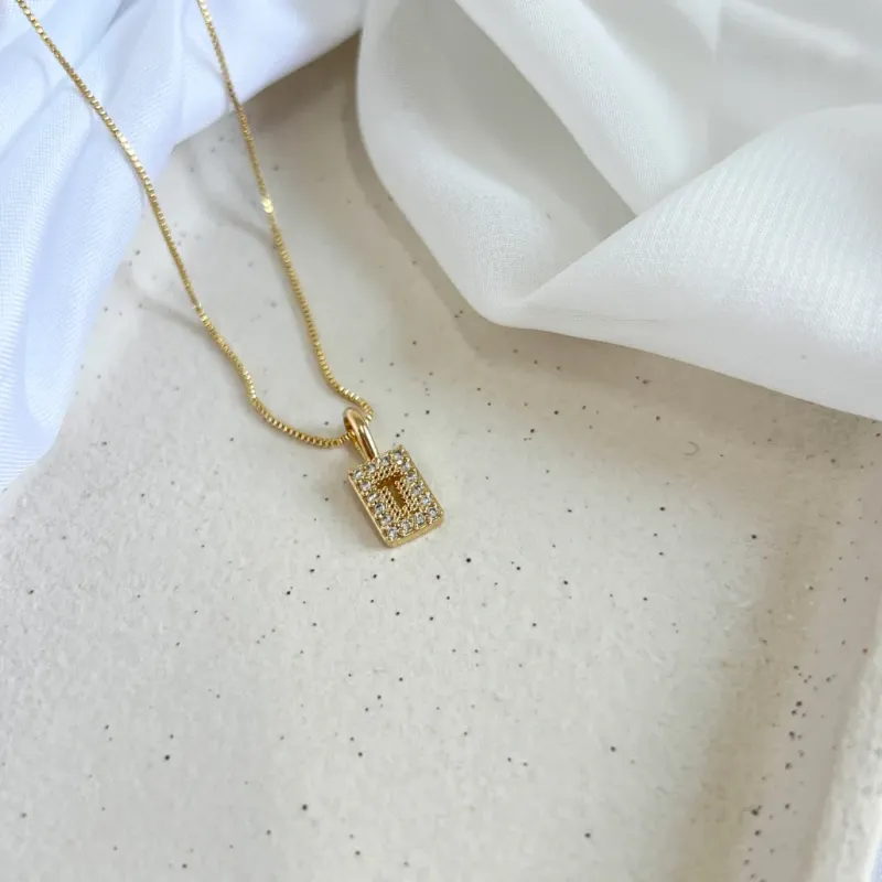 COLAR LETRA MINI MEDALHA CRAVEJADA COM LETRA - T