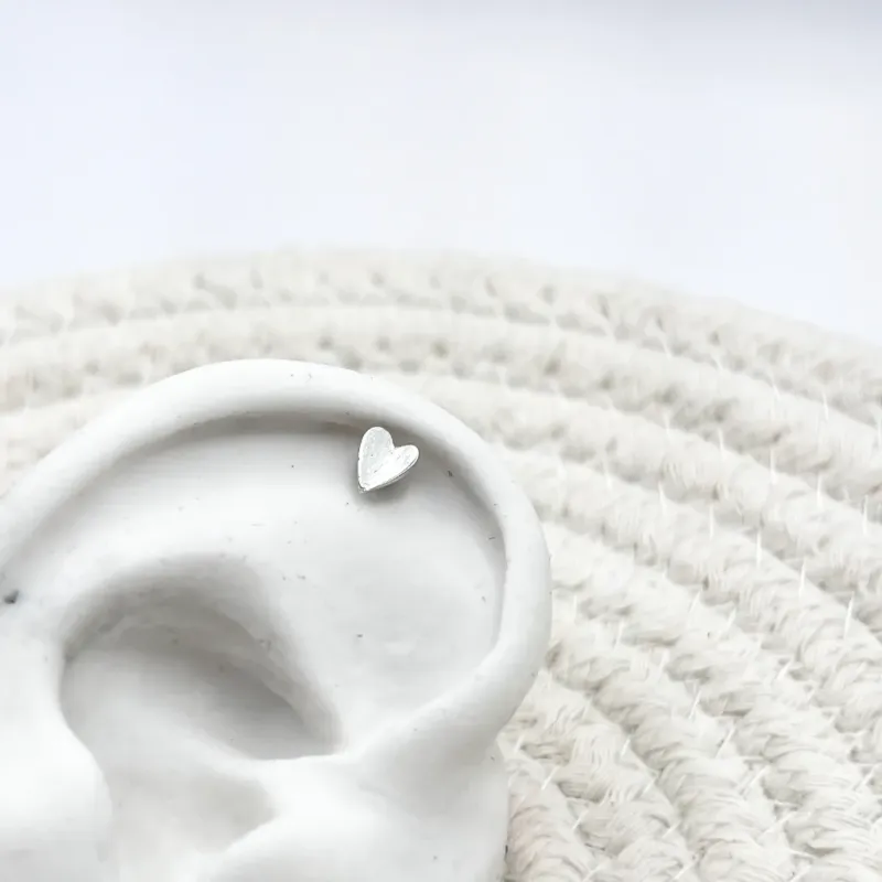 PIERCING PÉ DE AÇO INOX COM CORAÇÃO LONGO DE PRATA925