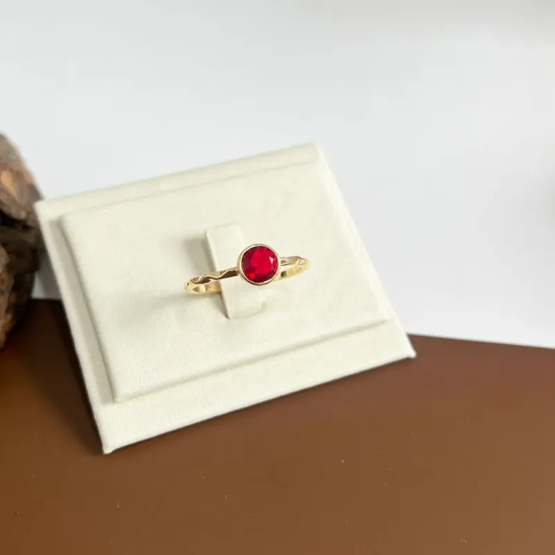 ANEL ARO COM DETALHES E PEDRA VERMELHA