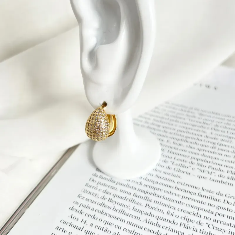 BRINCO ARGOLA ARTICULADA FORMATO GOTA GRAVEJADA