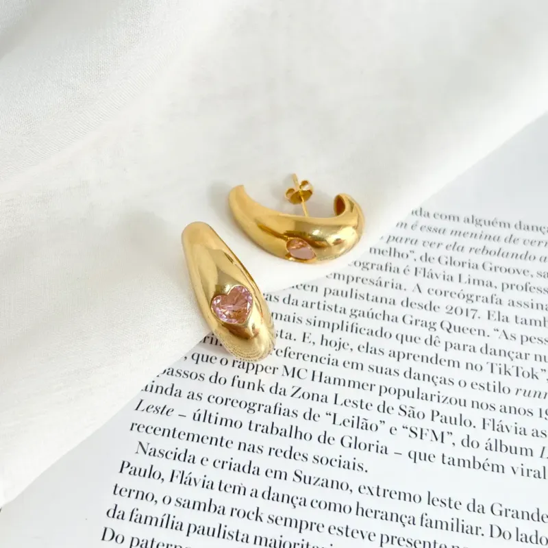 BRINCO EAR HOOK COM PEDRA DE CORAÇÃO ROSINHA