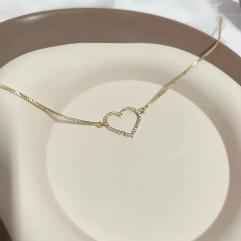 COLAR CHOKER CORAÇÃO RIVIERA E FIO LAMINADO