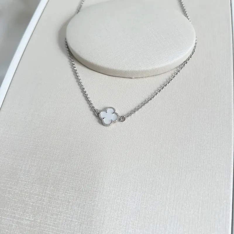 COLAR CHOKER MINI TREVO BRANCO 45CM
