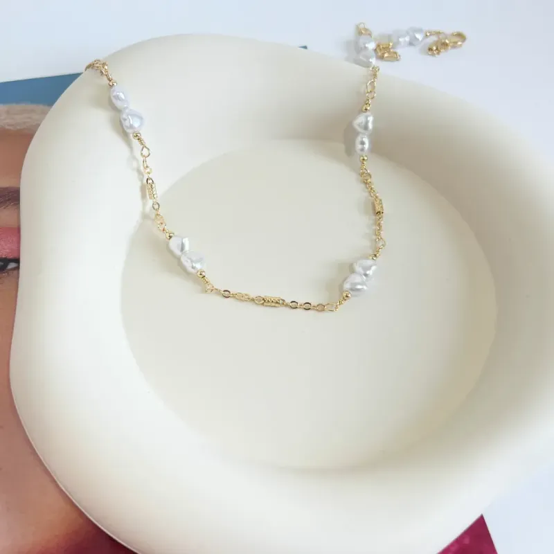 COLAR CHOKER PÉROLAS FORMATO CORAÇÃO 40CM