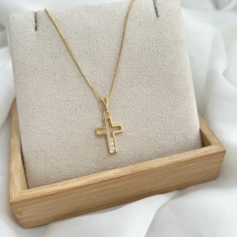 COLAR CRUZ 2CM VAZADA COM 3 ZIRCONIAS - VENEZIANA 45CM