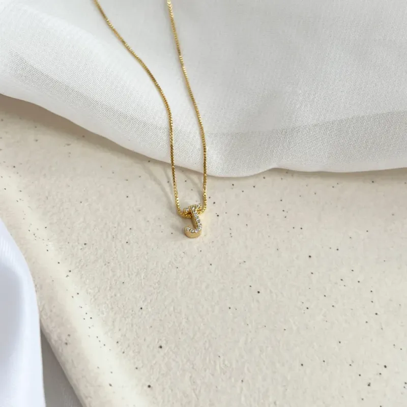 COLAR MINI LETRA CRAVEJADA MICRO ZIRCONIAS - J
