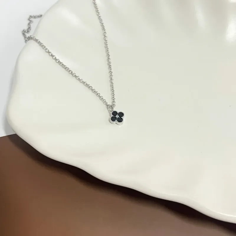COLAR MINI TREVO PRETO 4 PEDRINHAS