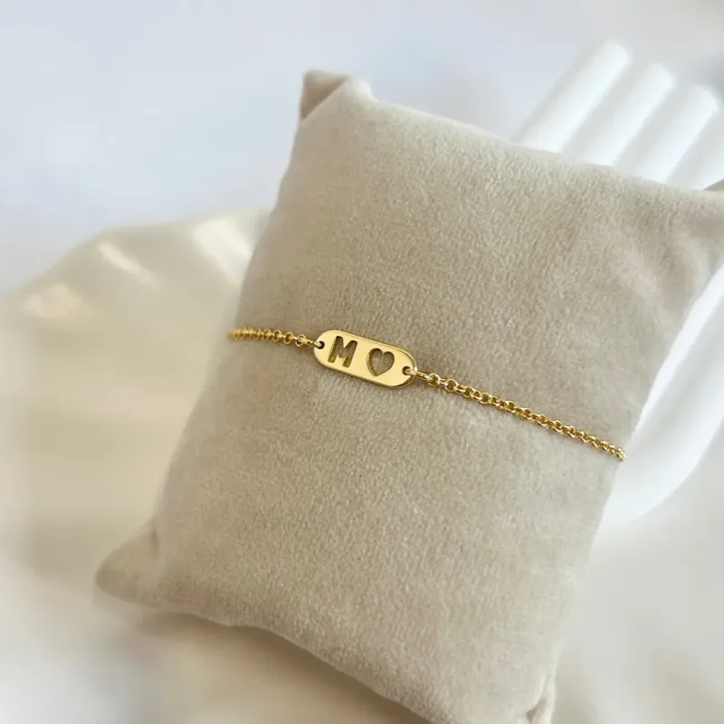 PULSEIRA PLACA VAZADA CORAÇÃO E LETRA - M