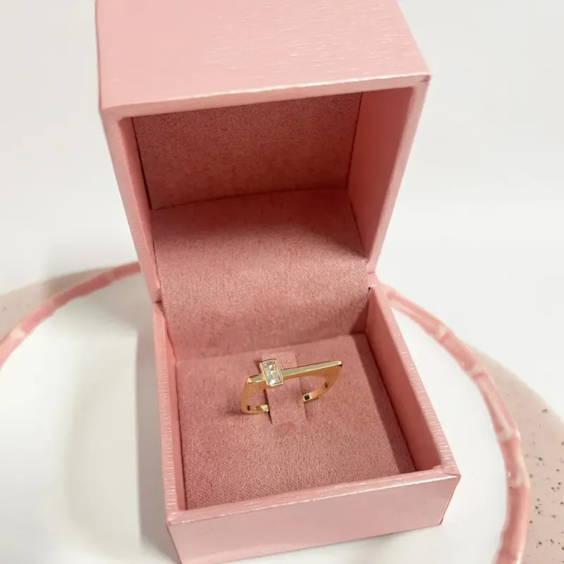 ANEL FINO QUADRADO COM ZIRCONIA BAGUETE