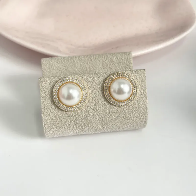 BRINCO BOTÃO PÉROLA COM MICRO ZIRCONIA