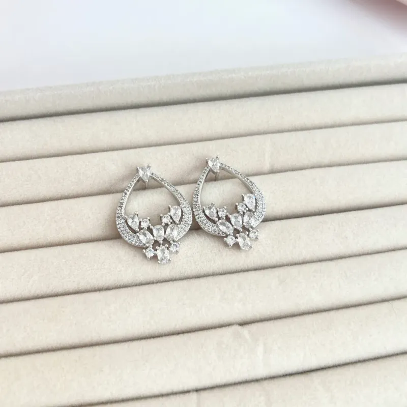 BRINCO FESTA MÉDIO GOTA COM ZIRCONIAS