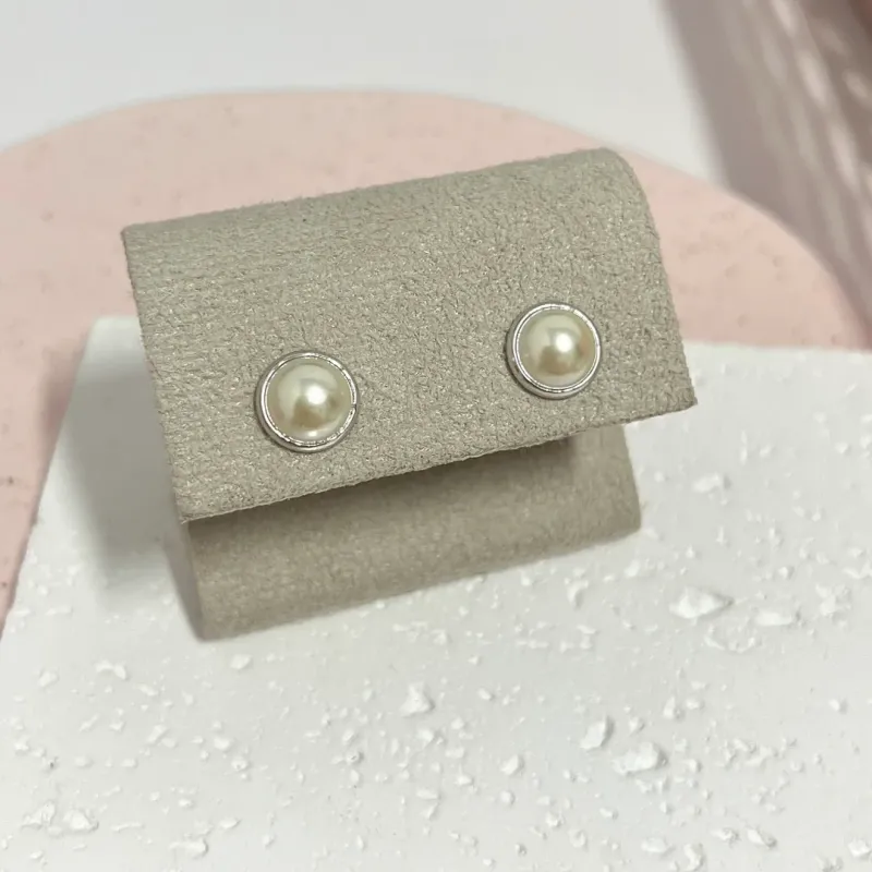 BRINCO MEIA PÉROLA COM ACABAMENTO 1CM