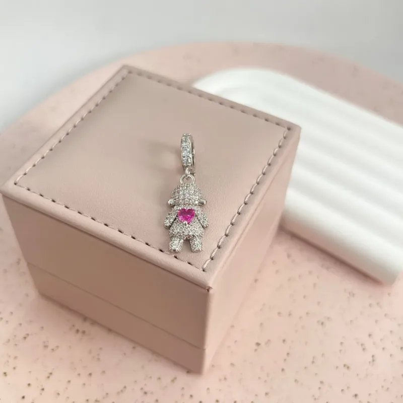 PINGENTE MENINA CRAVEJADO COM CORAÇÃO PINK